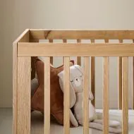 Mitwachsendes babybett aus melamine und holz in naturel von Petite Amélie