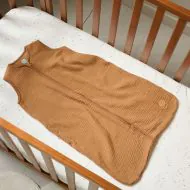 Sommerschlafsack 0.5 tog in Karamell aus Musselin Baumwolle für 6-18 Monate von Petite Amélie
