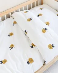 Spannbettlaken für kinderbett in weiss mit löwen muster von Petite Amélie