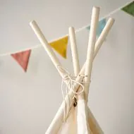 Spielzelt Tipi 158 cm hoch aus Kiefernholz und Baumwolle in Beige von Petite Amélie