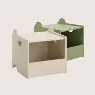 Stapelbare Spielzeugboxen aus Holz in Beige und Grün von Petite Amélie