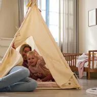 Tipi Zelt für Kinder mit Bodenmatte 158 cm hoch aus Baumwolle und Kiefernholz in beige von Petite Amélie