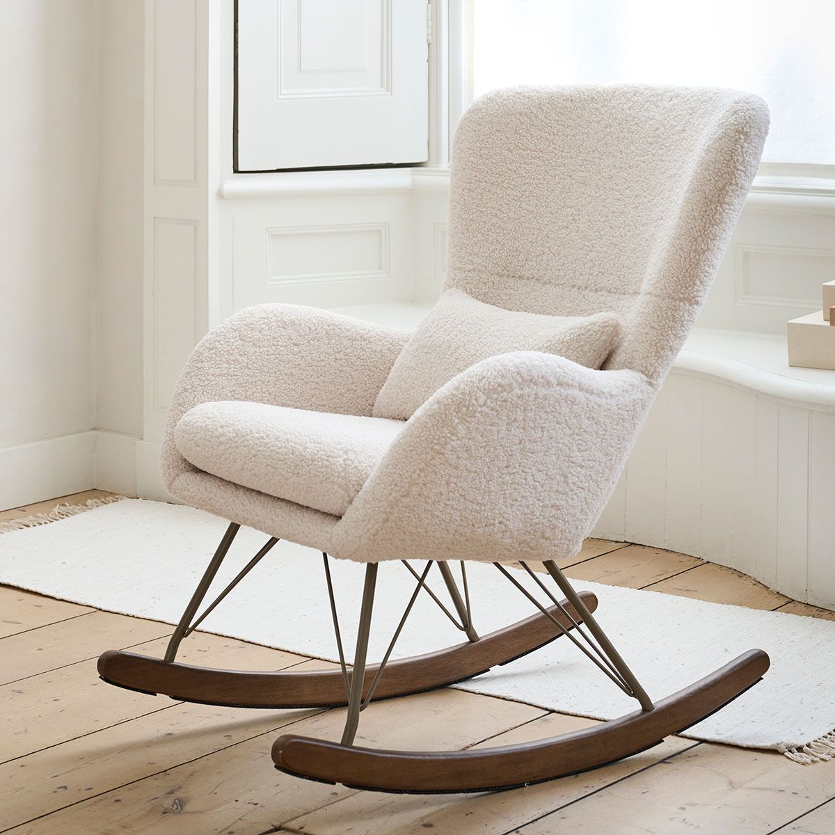 Gemütlicher Babyzimmer Sessel für Kuschelzeit & Komfort beim Stillen