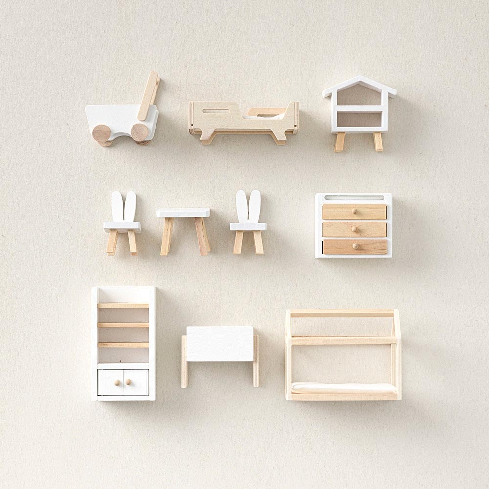 Miniatur-Kinderzimmermöbel: Weißer Baby-Hochstuhl Von Melody Jane – Perfekt Für Puppenhäuser Im Maßstab 1:12