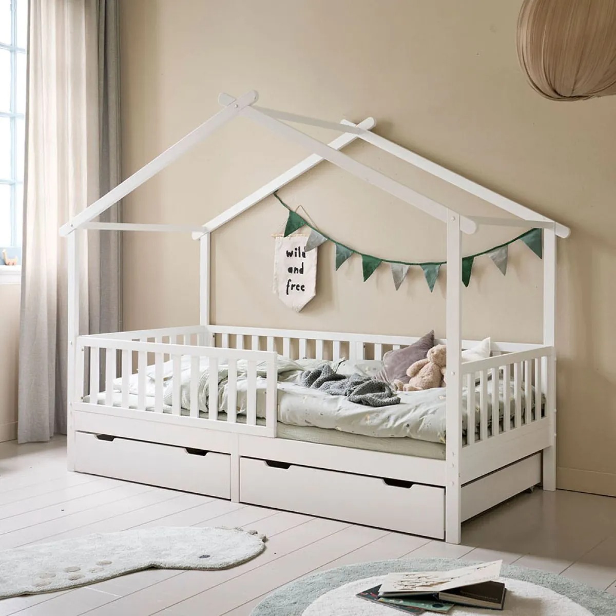 Hausbett in weiß für das Kinderzimmer von Petite Amélie
