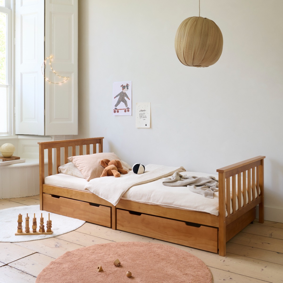 Kinderbett aus Holz mit Rausfallschutz und Schubladen