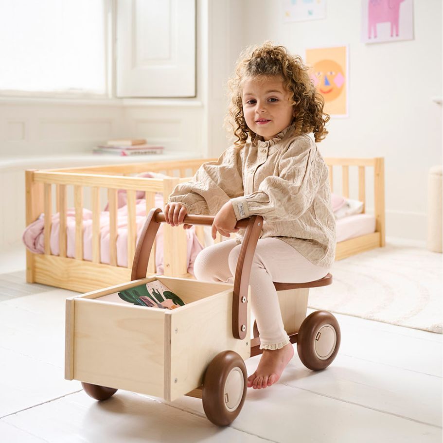 Holzspielzeug Puppenhaus mit Möbeln von Petite Amélie