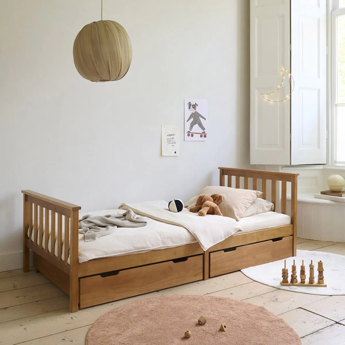 Einzelbett aus Holz für das Kinderzimmer von Petite Amélie